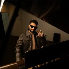 Poslechněte si interpreta Dildeep Hundal, sledujte hudební videa, přečtěte si životopis, podívejte se na data turné a další informace.