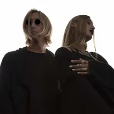 Hör dir REVOL(ofc) an, schau dir Musikvideos an, lies die Biografie, finde Tourdaten und mehr!