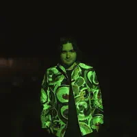 Hör dir undefined an, schau dir Musikvideos an, lies die Biografie, finde Tourdaten und mehr!