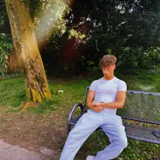 聆聽 Toncek、觀看音樂影片、閱讀小傳、查看巡演日期等！