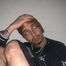 Cosmeを聴いたり、ミュージックビデオを鑑賞したり、経歴やツアー日程などを確認したりしましょう！