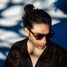 聆聽 Hossein Kouyar、觀看音樂影片、閱讀小傳、查看巡演日期等！