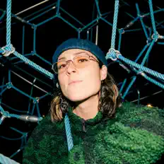 Valoriesを聴いたり、ミュージックビデオを鑑賞したり、経歴やツアー日程などを確認したりしましょう！