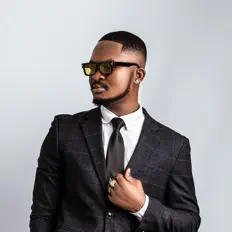 聆聽 Yaw Ray、觀看音樂影片、閱讀小傳、查看巡演日期等！