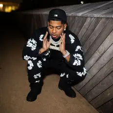 Écoutez LETA, regardez des vidéoclips, lisez la biographie, consultez les dates de tournée et plus encore !