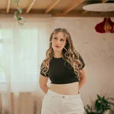 聆聽 Klaudia、觀看音樂影片、閱讀小傳、查看巡演日期等！