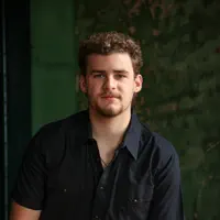 Poslechněte si interpreta undefined, sledujte hudební videa, přečtěte si životopis, podívejte se na data turné a další informace.