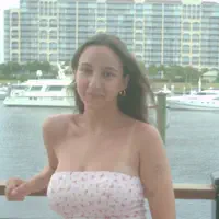 聆聽 undefined、觀看音樂影片、閱讀小傳、查看巡演日期等！