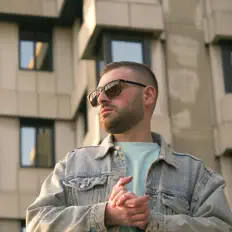 收听 Row、观看音乐视频、阅读小传、查看巡演日期等 ！