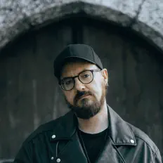 Theo सुनें, म्यूज़िक वीडियो देखें, बायो पढ़ें, दौरे की तारीखें और बहुत कुछ देखें!