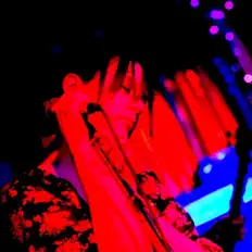 聆聽 Echomatica、觀看音樂影片、閱讀小傳、查看巡演日期等！