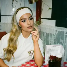 Libby Whitehouse을(를) 듣고, 뮤직 비디오를 보고, 약력을 읽고, 투어 일정 등을 확인하세요!