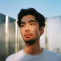 聆聽 undefined、觀看音樂影片、閱讀小傳、查看巡演日期等！
