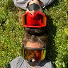 Just 2 सुनें, म्यूज़िक वीडियो देखें, बायो पढ़ें, दौरे की तारीखें और बहुत कुछ देखें!