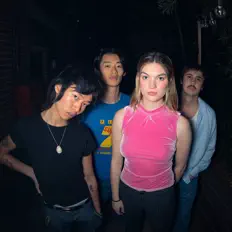 聆聽 Peach Fuzz、觀看音樂影片、閱讀小傳、查看巡演日期等！