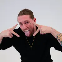 Ouça undefined, assista a videoclipes, leia a biografia, veja as datas das turnês e mais!