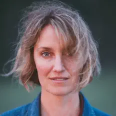 Ascolta Joan Shelley, guarda video musicali, leggi la biografia, vedi le date del tour & altro!