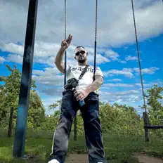 Écoutez 84FRER, regardez des vidéoclips, lisez la biographie, consultez les dates de tournée et plus encore !