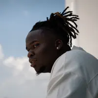 Luister naar undefined, bekijk muziekvideo's, lees de bio, bekijk de tourdata, en meer!