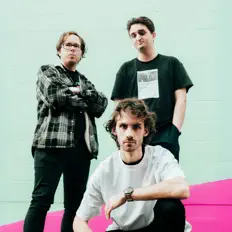 Ascolta July Crowd, guarda video musicali, leggi la biografia, vedi le date del tour & altro!