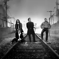 聆聽 undefined、觀看音樂影片、閱讀小傳、查看巡演日期等！