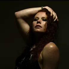 EMSKIを聴いたり、ミュージックビデオを鑑賞したり、経歴やツアー日程などを確認したりしましょう！