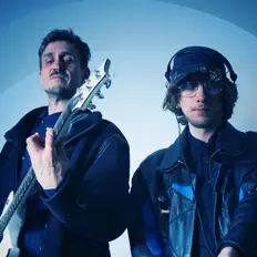 收听 Blue Eyes Blinded、观看音乐视频、阅读小传、查看巡演日期等 ！