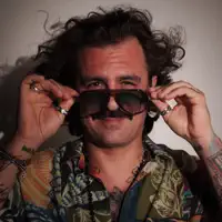 Ascolta undefined, guarda video musicali, leggi la biografia, vedi le date del tour & altro!