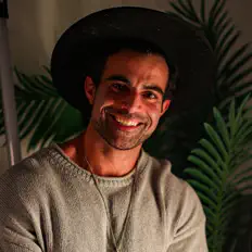 Escucha a Ardeshir Azari, mira videos musicales, lee su biografía, consulta las fechas de las gira y más.