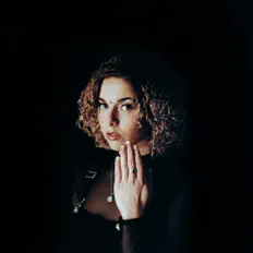 聆聽 Kaia Vieira、觀看音樂影片、閱讀小傳、查看巡演日期等！