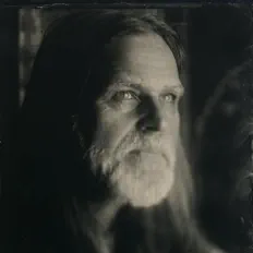 Poslechněte si interpreta Dark Leaves, sledujte hudební videa, přečtěte si životopis, podívejte se na data turné a další informace.