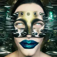 Frigid을(를) 듣고, 뮤직 비디오를 보고, 약력을 읽고, 투어 일정 등을 확인하세요!