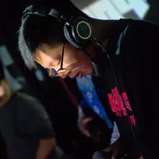 收听 HYPERLOCK、观看音乐视频、阅读小传、查看巡演日期等 ！