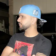 收听 Khullar、观看音乐视频、阅读小传、查看巡演日期等 ！