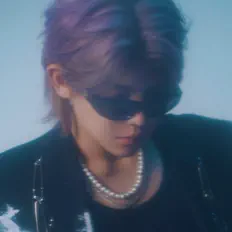 聆聽 YORO、觀看音樂影片、閱讀小傳、查看巡演日期等！