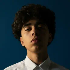 Ακούστε περιεχόμενο από DOZAR, παρακολουθήστε μουσικά βίντεο, διαβάστε το βιογραφικό, δείτε ημερομηνίες περιοδείας, και πολλά ακόμη!