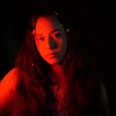 聆聽 Fio、觀看音樂影片、閱讀小傳、查看巡演日期等！