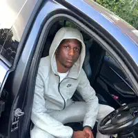 Poslechněte si interpreta undefined, sledujte hudební videa, přečtěte si životopis, podívejte se na data turné a další informace.