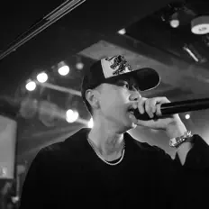 YOUを聴いたり、ミュージックビデオを鑑賞したり、経歴やツアー日程などを確認したりしましょう！