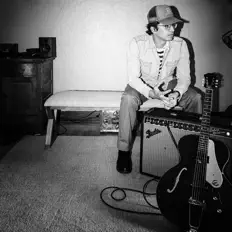 Dengarkan Little Love, tonton video musik, baca bio, lihat tanggal tur & lainnya!