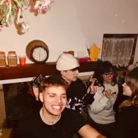 Hör dir undefined an, schau dir Musikvideos an, lies die Biografie, finde Tourdaten und mehr!