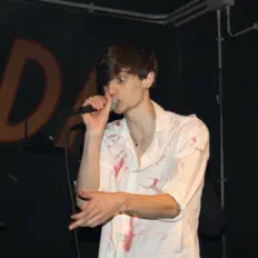 Amoxを聴いたり、ミュージックビデオを鑑賞したり、経歴やツアー日程などを確認したりしましょう！