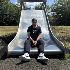 Poslechněte si interpreta Mobody, sledujte hudební videa, přečtěte si životopis, podívejte se na data turné a další informace.