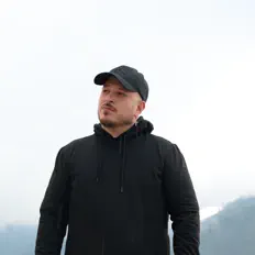 聆聽 Leumas H、觀看音樂影片、閱讀小傳、查看巡演日期等！