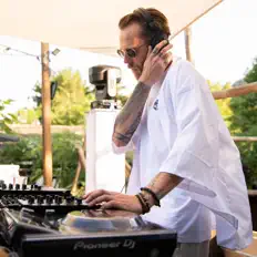 LKVÑ dinle, müzik videolarını izle, biyografisini oku, tur tarihlerini ve daha fazlasını gör!