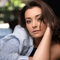 Ouve Nolene, vê vídeos de música, lê a biografia, vê as datas da digressão e muito mais!