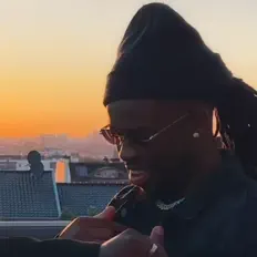 Posłuchaj wykonawcy Hashe, obejrzyj teledyski, przeczytaj biografię, zobacz daty tras koncertowych i nie tylko!