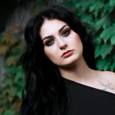 Hör dir Emi Pellegrino an, schau dir Musikvideos an, lies die Biografie, finde Tourdaten und mehr!