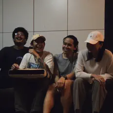 Posłuchaj wykonawcy Flowers For Daryl, obejrzyj teledyski, przeczytaj biografię, zobacz daty tras koncertowych i nie tylko!