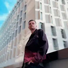 Stendahlを聴いたり、ミュージックビデオを鑑賞したり、経歴やツアー日程などを確認したりしましょう！